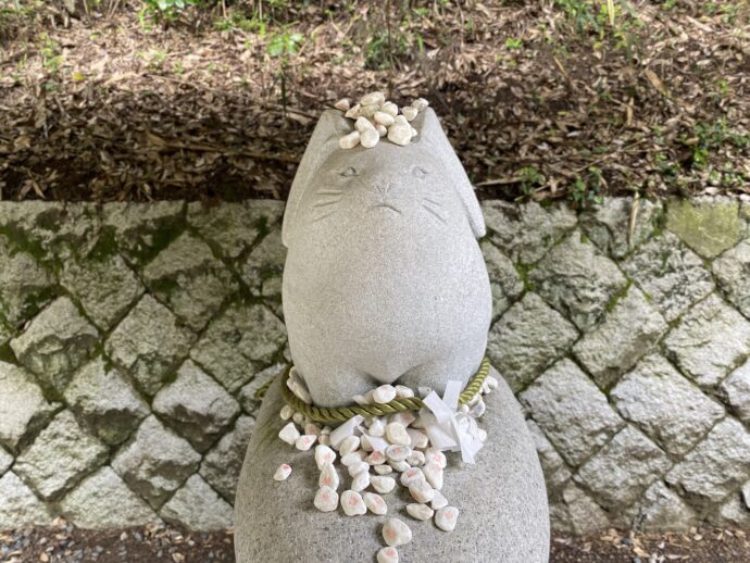 兎の石像と結び石