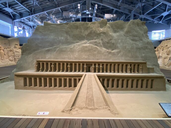 砂の美術館の「ハトシェプスト女王葬祭殿」