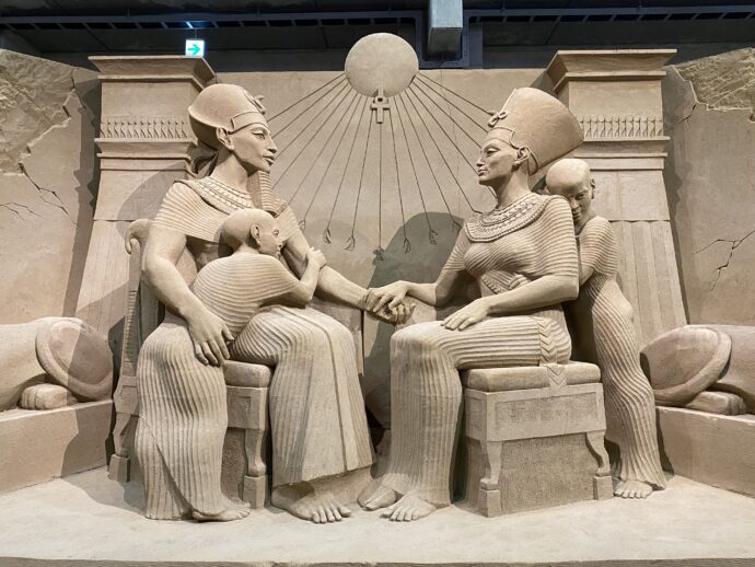 砂の美術館の「アクエンアテン王「アとその家族