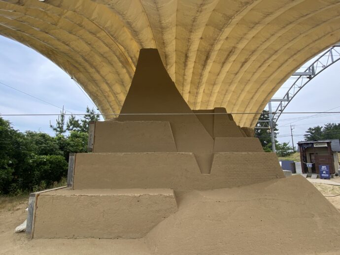 砂像「ツタンカーメン王」の横からみた眺め