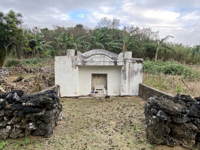 安里屋クヤマの墓