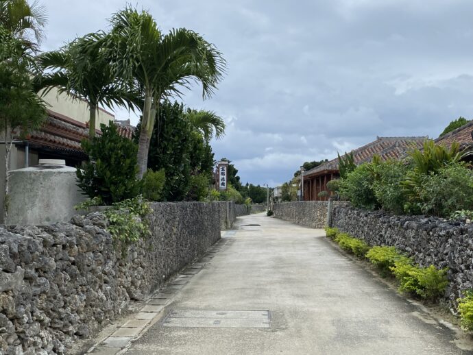 竹富島の石垣の道