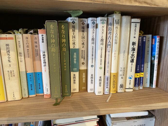 琉球関連の書籍が並ぶ本棚