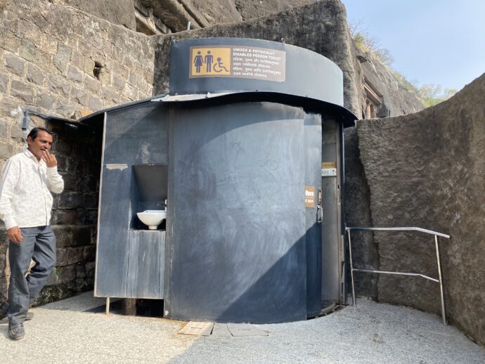 アジャンター石窟内の簡易トイレ