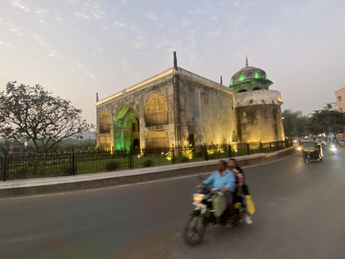 ライトアップされた寺院とバイク