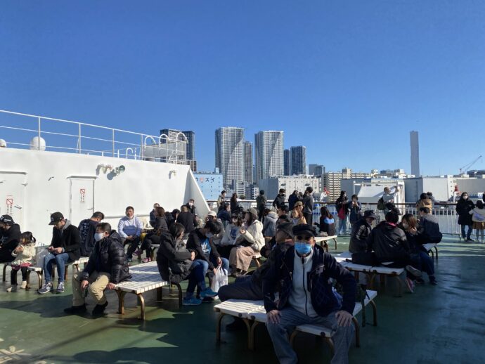 東京湾クルージングを楽しむデッキの乗客