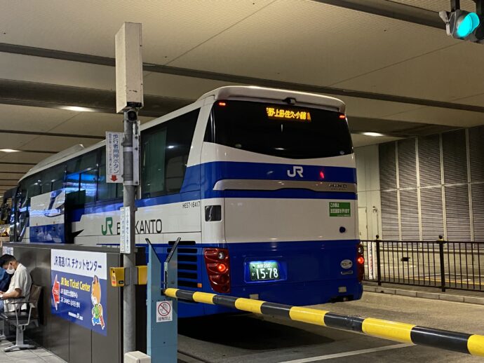大阪駅JR高速BTに到着したバス