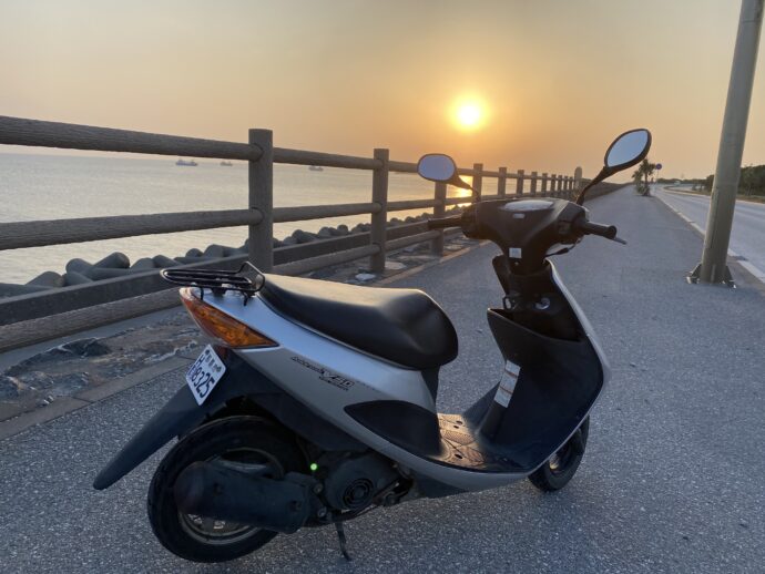 太陽と原付バイク