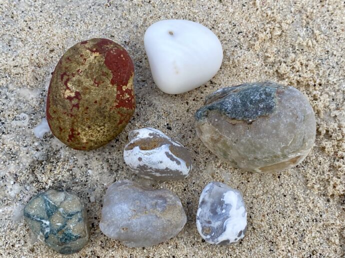 父島ジョンビーチで見つけた石