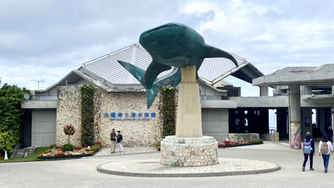 美ら海水族館のイルカの像