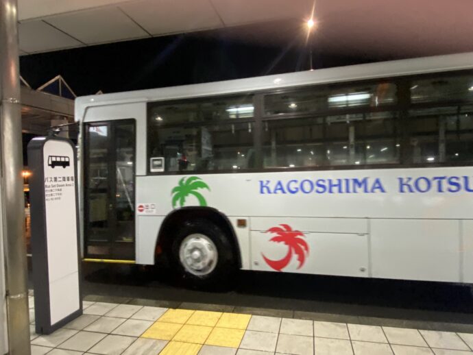 鹿児島空港に到着したバス