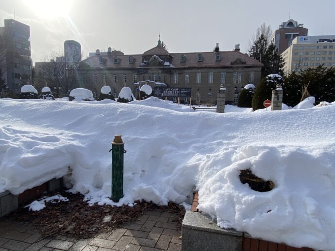 雪に埋もれた札幌市資料館