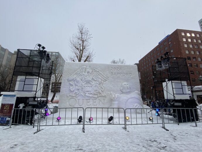 QUEEN + ADAM LAMBERT の雪像