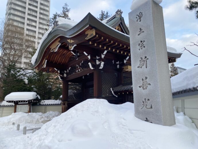 雪に埋まる神社
