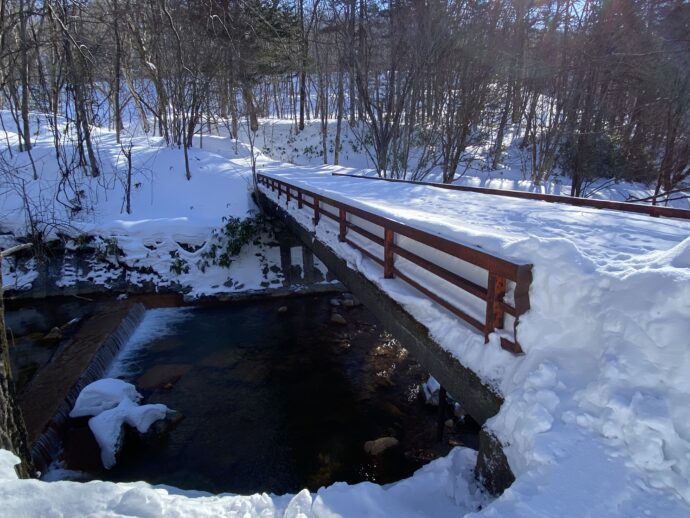 雪に埋もれた橋