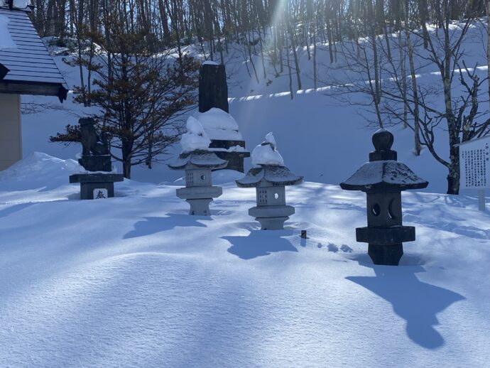 雪に埋まった薬師神社の灯篭