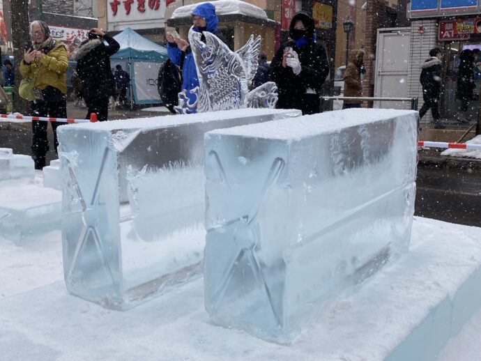 彫刻する前の氷