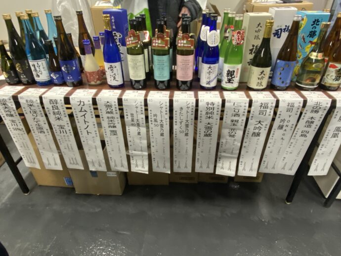 ずらりと並ぶ北海道の日本酒ボトル