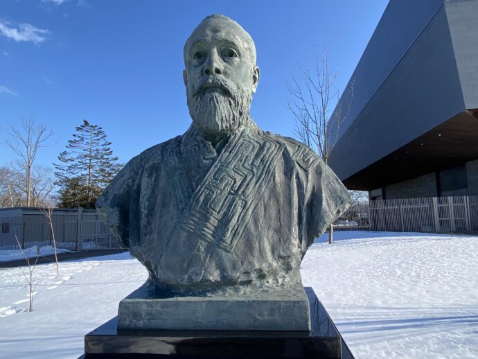 ブロニスワフ・ピウスツキ氏の銅像