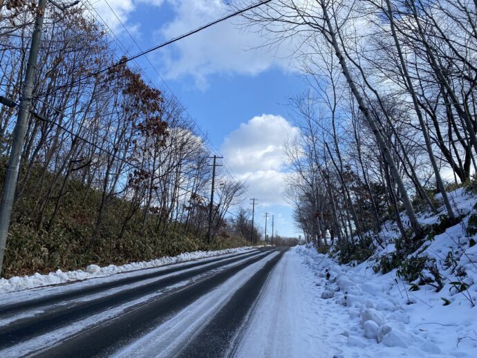 登別の雪が残る道路