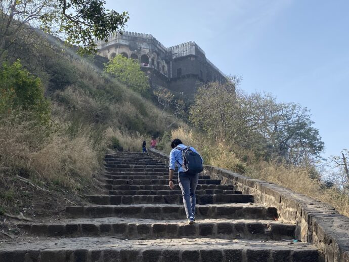 階段を登るインド人男性