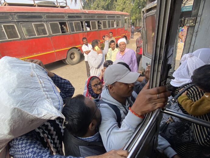 バスに乗りこむインド人たち