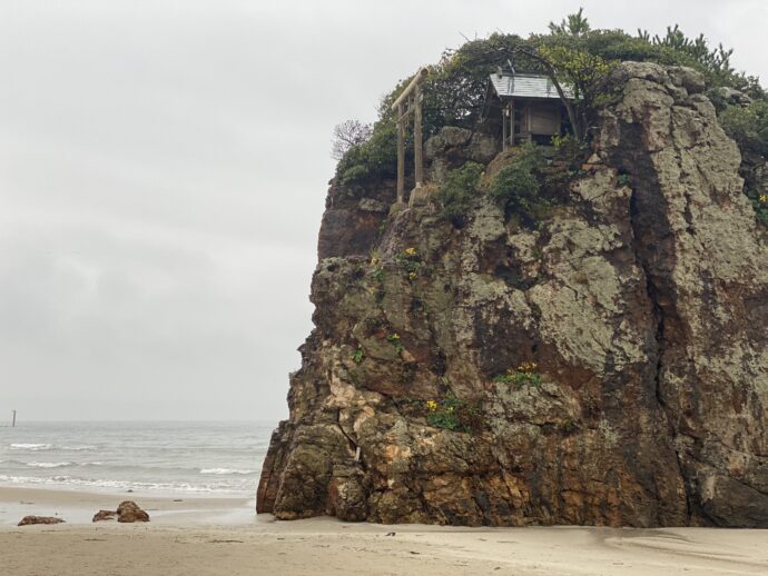 稲佐の浜の屏風岩