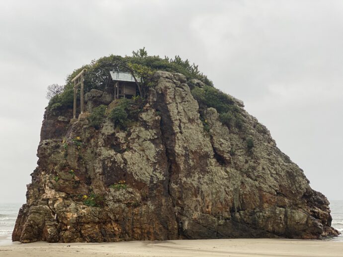 稲佐の浜の屏風岩