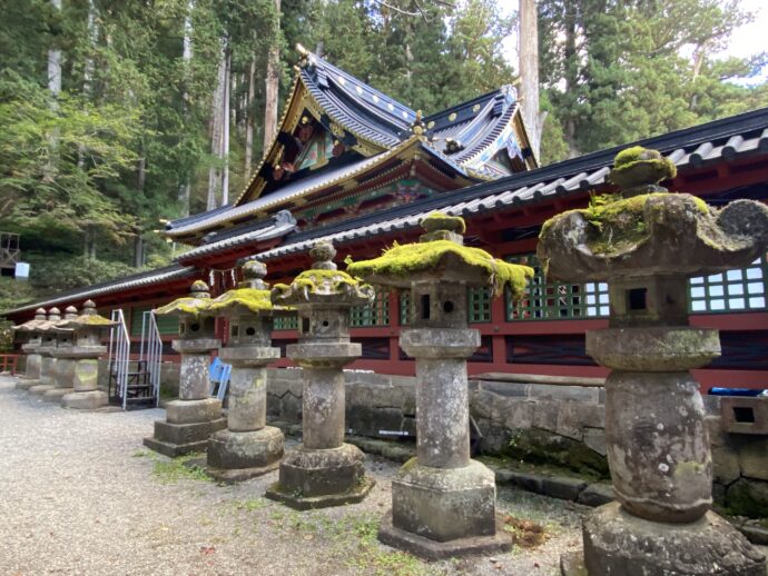 日光二荒山神社 本殿と石灯籠