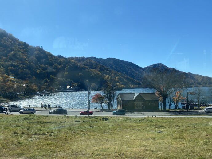 窓から見える中禅寺湖