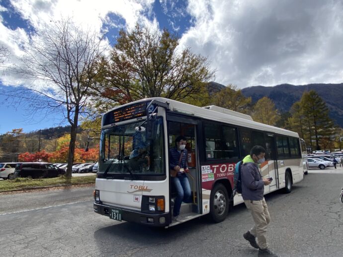 湯元温泉に到着したバス