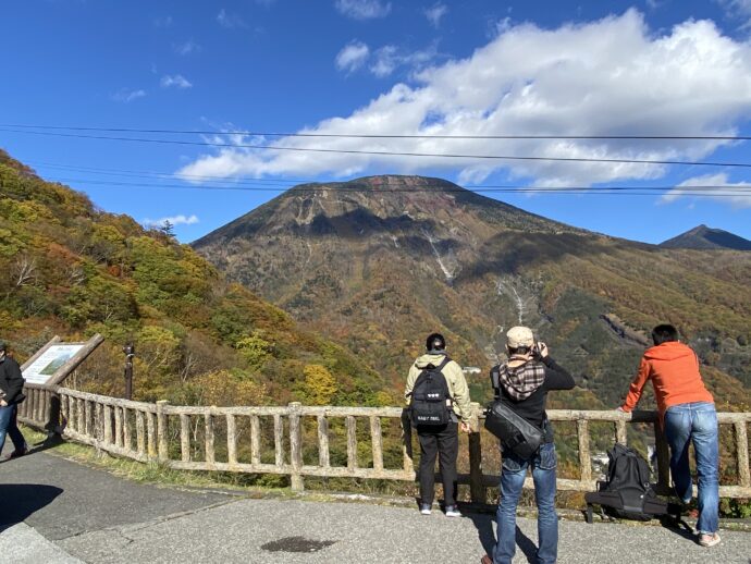 明智平で待つ人々