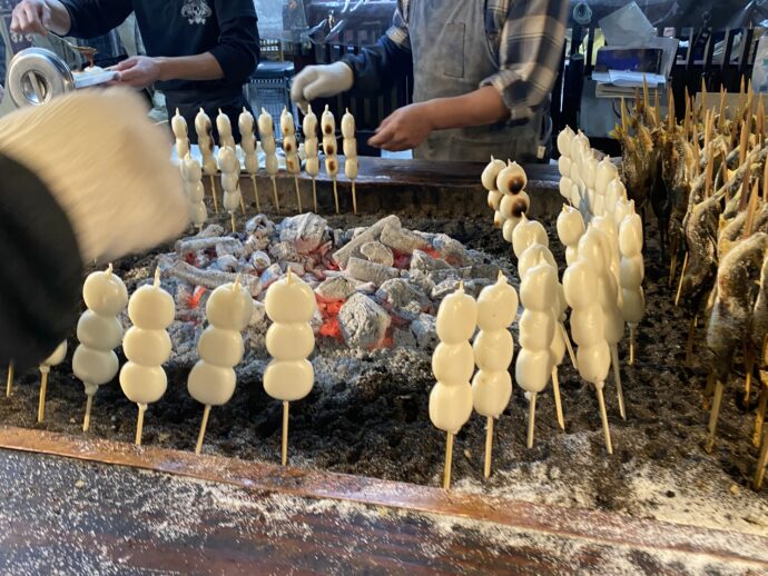 鮎の塩焼きと団子を焼く囲炉裏