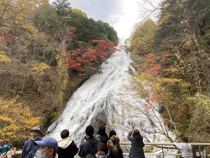 湯滝を眺める観光客