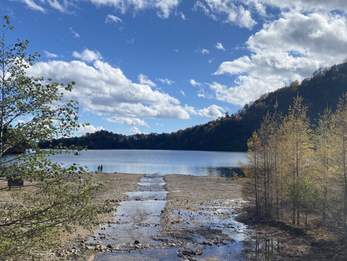 湯ノ湖湖畔遊歩道からみえる湖