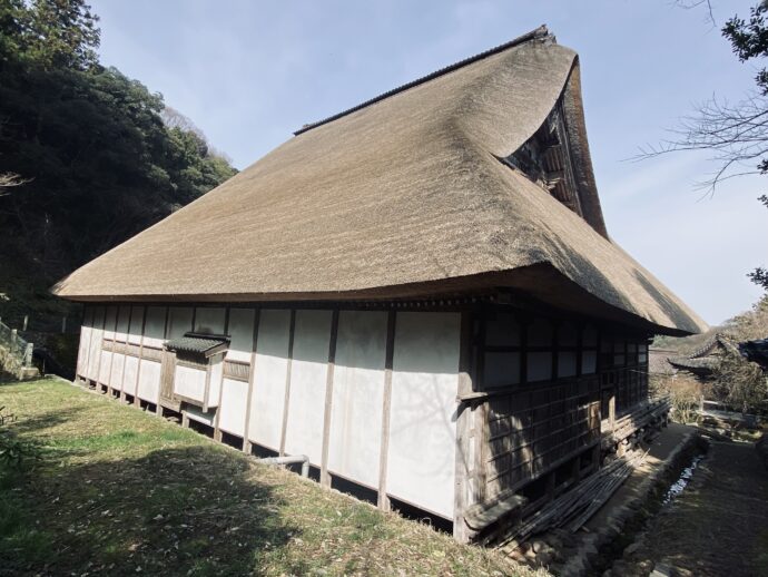 阿岸本誓寺の茅葺き屋根