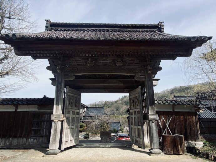 阿岸本誓寺の山門