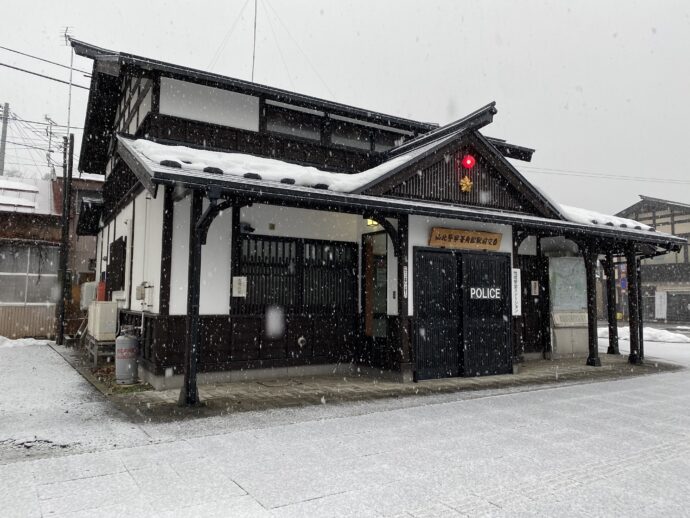 雪の降る角館