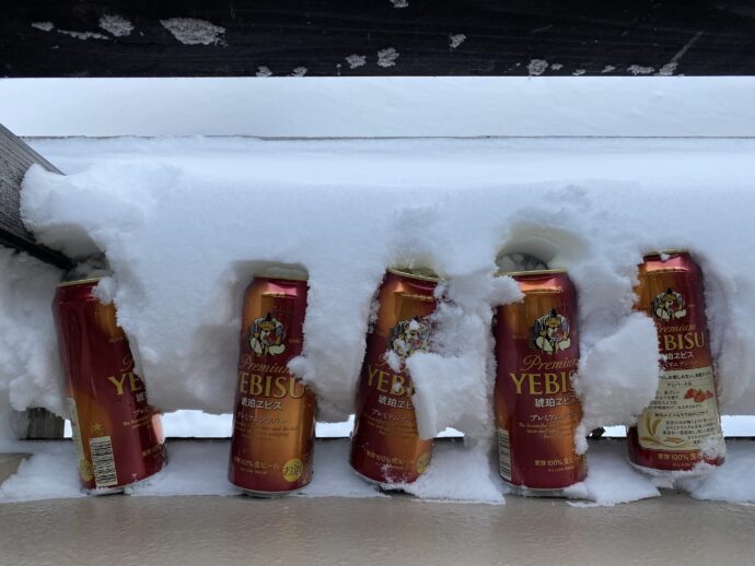 雪に埋めたエビスビール