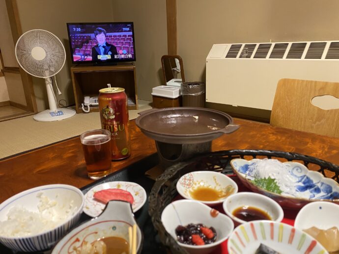 テレビを見ながら部屋食