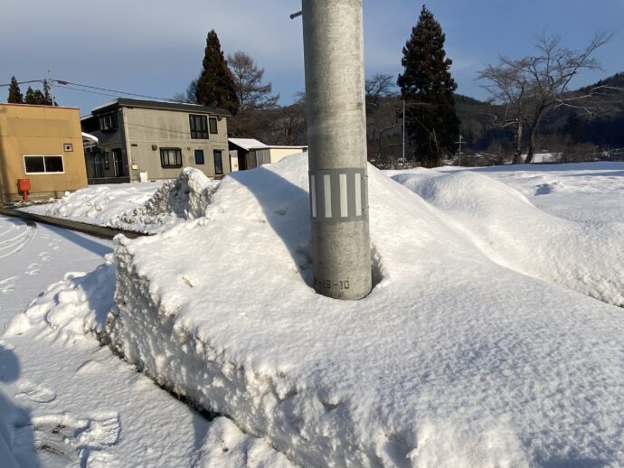 雪に埋もれた電柱