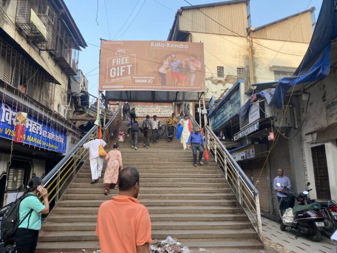 Dadar駅への階段