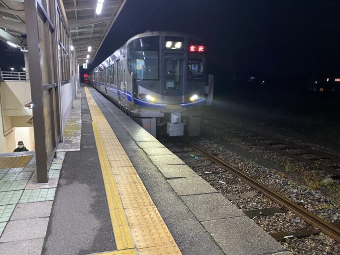 粟津駅に入線した電車