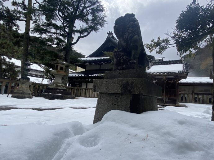 雪で埋もれる狛犬