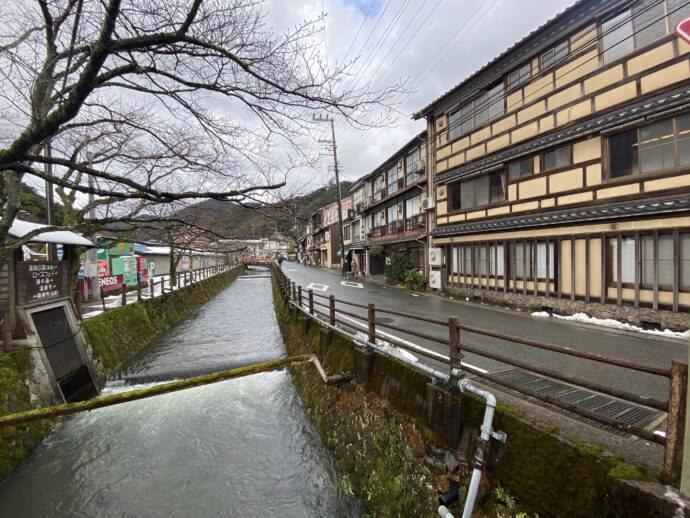 川沿いの建物