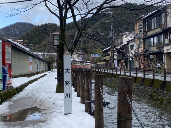 雪の残る道