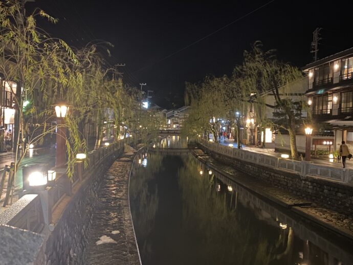 夜の城崎温泉街