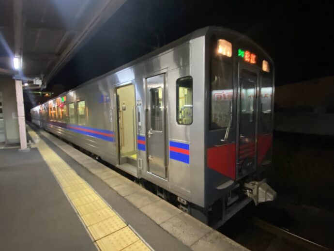 揖屋駅ホームに到着した電車