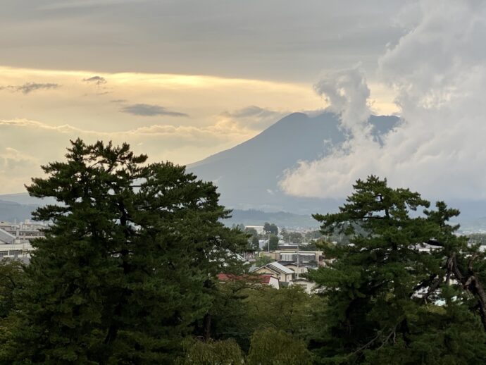 弘前城から見る岩木山