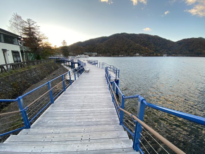 中禅寺湖のデッキ